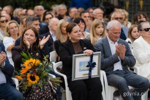 Bankowiec obchodzi 90 urodziny. Goście tłumnie pojawili się na dziedzińcu. Na zdjęciu m.in: senator RP Sławomir Rybicki, prezydent Gdyni Aleksandra Kosiorek, wiceprezydentka Gdyni Oktawia Gorzeńska 