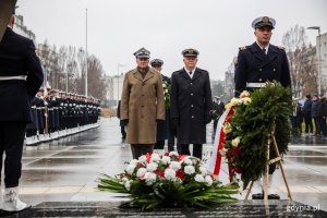 Przedstawiciele Marynarki Wojennej składający kwiaty przed pomnikiem Polski Morskiej