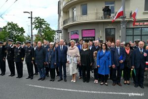 Od lewej: przedstawiciele Marynarki Wojennej, prezydent Gdyni Wojciech Szczurek, Joanna Zielińska - przewodnicząca Rady Miasta Gdyni, Sławomir Rybicki - senator RP, Elżbieta Raczyńska i Ewa Krym - radne Gdyni, Dorota Arciszewska-Mielewczyk - prezes zarządu Polskich Linii Oceanicznych, Zenon Roda i Dorota Płotka - radni Gdyni oraz Waldemar Świto - prezes gdyńskiego koła Związku Sybiraków podczas uroczystości odsłonięcia tablicy z nazwą węzła Zesłańców Sybiru // fot. Magdalena Czernek