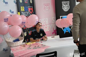 Różowe balony i kobieta przy stole