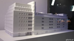 Na zdjęciu makieta budynku z białego kartonu widziana z zewnątrz
