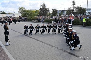 Marynarze prezentujący pokaz musztry paradnej w wykonaniu Kompani Reprezentacyjnej Marynarki Wojennej podczas święta 43. Bazy Lotnictwa Morskiego i Dywizjonu Okrętów Bojowych