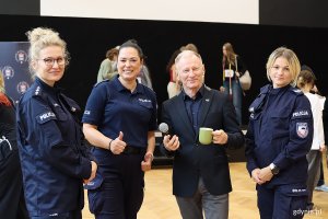 Casting do spektaklu „Sekret" w ramach projektu „PaT",na zdjęciu Grzegorz Jach i gdyńskie policjantki (fot. Katarzyna Balcerzak)