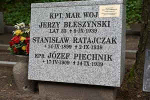 na zdjęciu płyta nagrobna ze zdjęciem
