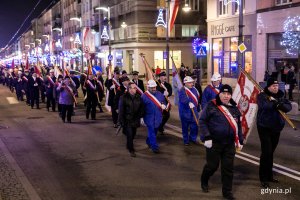 Wieczorne uroczystości upamiętniające ofiary Grudnia '70 - przemarsz pod pomnik // fot. Karol Stańczak 