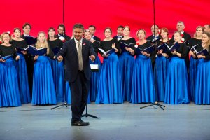 Akademicki Chór Uniwersytetu Morskiego w Gdyni pod dyrekcją Karola Hilli podczas występu w ramach Narodowego Dnia Polski na Expo 2025 w Osace 