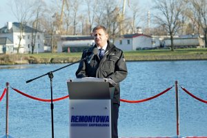 Adam Ruszkowski, prezes zarządu Remontowa Holding, przemawiający podczas uroczystości chrztu i wodowania okrętu ORP „Czajka”