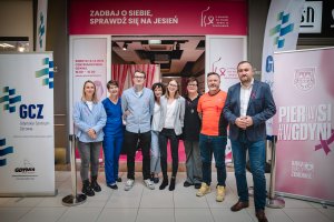 Na zdj. m.in. wiceprezydent Gdyni Tomasz Augustyniak, dyrektorka Gdyńskiego Centrum Zdrowia Anna Melki oraz personel medyczny 