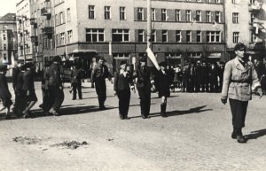 Defilada z okazji Dnia Zwycięstwa na ul. Świętojańskiej, na wysokości skweru Kościuszki w Gdyni, fot. nieznany, 8.05.1945 (zbiory Muzeum Miasta Gdyni, sygn. Rfot_I_101_1)