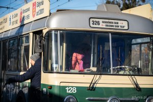 Uczestnicy gry miejskiej opartej na spektaklu &bdquo;Majka z Kajtkiem jadą trajtkiem&rdquo; (fot. Kamil Złoch)