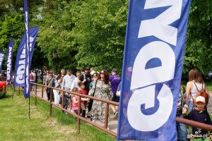 Mieszkańcy Gdyni zmierzający do parku Kolibki na festyn z okazji Dnia Dziecka