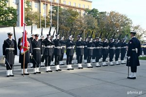 Marynarze oddają salwę honorową podczas uroczystości z okazji 83. rocznicy utworzenia Polskiego Państwa Podziemnego // fot. Magdalena Czernek