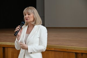 kobieta na scenie