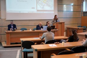 Na zdjęciu przedstawiciele samorządu za stołem kolegialnym