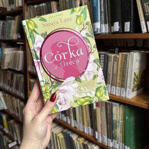 Kobieca dłoń trzymająca książkę „Córka z Grecji”