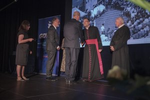 Prezydent Wojciech Szczurek wręczył odznaczenia "Bohaterom Sierpnia '80 Gdynia" // fot. Kamil Jasiński