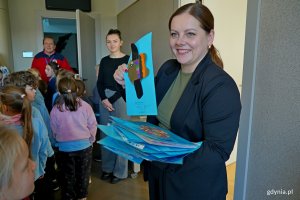 Prezydent Gdyni Aleksandra Kosiorek z laurkami od uczniów Szkoły Podstawowej nr 40 w Gdyni 