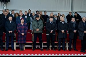 Uczestnicy uroczystości chrztu i wodowania okrętu ORP „Czajka” w stoczni Remontowa Shipbuilding