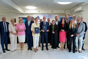 Wsp&oacute;lne zdjęcie uczestnik&oacute;w podpisania umowy ws. finansowania i budowy łącznicy Obwodnicy Metropolii Tr&oacute;jmiejskiej 
