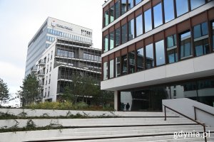 Nowe budynki Gdynia Waterfront, w tle bank PKO BP