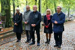 Od lewej: Joanna Zielińska - przewodnicząca Rady Miasta Gdyni, wiceprezydent Michał Guć, prezydent Gdyni Wojciech Szczurek z żoną oraz radny Zenon Roda przy grobie Franciszki Cegielskiej na Cmentarzu Witomińskim 