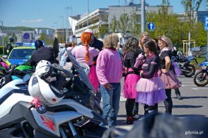 Motocyklistki na mecie przejazdu charytatywnego na rzecz zdrowia kobiet
