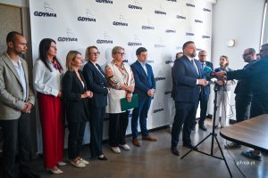 Konferencja prasowa, od lewej radni miasta: Marcus Da Silva, Mariola Śrubarczyk-Cichowska, Monika Strzałkowska, Agnieszka Tokarska, Teresa Bysewska. Następnie Maciej Zielonka, wiceprezydent Gdyni, Tadeusz Szemiot, przewodniczący Rady Miasta Gdyni, Mariusz Bzdęga, dyrektor zarządzający ds. kultury i aktywności mieszkańców oraz radna miasta Larysa Kramin. 