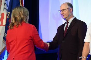 Uroczystość wręczenia odznak honorowych w Sali Koncertowej Portu Gdynia w ramach gdyńskich obchodów 45. rocznicy zakończenia strajków i podpisania porozumień sierpniowych (fot. Michał Puszczewicz)