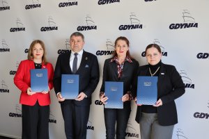 W Gdyni podpisano list intencyjny w sprawie utworzenia innowacyjnej klasy patronackiej o profilu "technik elektronik - specjalizacja systemy dronowe" w ZSCHiE. Na zdjęciu sygnatariusze: prezydent Gdyni Aleksandra Kosiorek, wiceprezydentka Oktawia Gorzeńska, dyrektor ZSCHiE Dorota Kotwicka, prezes Ośrodka Badawczo-Rozwojowego CTM Marcin Wiśniewski