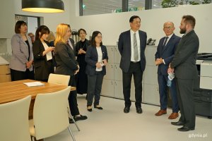 Od lewej: wiceprezydentka Gdyni Oktawia Gorzeńska, Wu Wen-Ching – zastępca dyrektora generalnego Biura ds. Edukacji, Lo Ta-Sheng – wiceprezydent Kaohsiungu, Witold Chudyszewicz – dyrektor Zespołu Szkół Ogólnokształcących nr 8 w Gdyni i inni członkowie tajwańskiej delegacji podczas spaceru po XVII LO