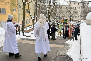 Orszak Trzech Króli zmierzający do kościoła pw. św. Antoniego Padewskiego na Wzgórzu św. Maksymiliana i stajenki 