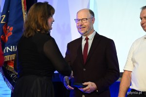 Uroczystość wręczenia odznak honorowych w Sali Koncertowej Portu Gdynia w ramach gdyńskich obchodów 45. rocznicy zakończenia strajków i podpisania porozumień sierpniowych (fot. Michał Puszczewicz)