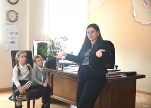 Kobieta w kostiumie i dwie małe dziewczynki