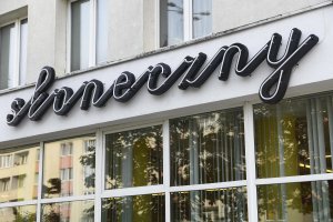 Ulice Władysława IV rozświetlił „Słoneczny” neon — to dzięki modernizacji działającego od blisko 60 lat Baru Mlecznego Słoneczny, fot. Jan Ziarnicki