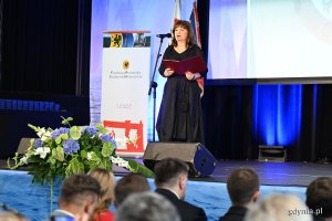 Uroczystość wręczenia odznak honorowych w Sali Koncertowej Portu Gdynia w ramach gdyńskich obchodów 45. rocznicy zakończenia strajków i podpisania porozumień sierpniowych (fot. Michał Puszczewicz)