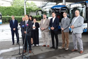 Na zdjęciu: dyrektor ZKM Hubert Kołodziejski (przy mikrofonie), wiceprezydent Gdyni Rafał Geremek, przewodniczący rady nadzorczej PKA Tomasz Konewka, prezes sp&oacute;łki GKM Agnieszka Jankowska, prezydent Gdyni Aleksandra Kosiorek, przewodniczący Rady Miasta Gdyni Tadeusz Szemiot, wiceprezydent Gdyni Tomasz Augustyniak, prezes PKM Paweł Misiak i przewodniczący Związku Zawodowego Pracownik&oacute;w Komunikacji Miejskiej w Gdyni Stanisław Taube
