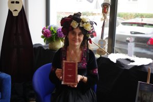 Narodowe Czytanie &bdquo;Dziad&oacute;w&rdquo; Adama Mickiewicza poprowadziła kierowniczka Biblioteki Chylonia Anna Flores-Janiszewska