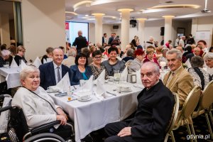 Seniorzy przy świątecznym stole