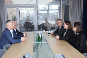 Spotkanie w Morskiej Agencji Gdynia w ramach spotkań z biznesem. Od lewej: prezes Morskiej Agencji Gdynia Michał Śmigielski, wiceprezes Morskiej Agencji Gdynia Krzysztof Laskowski,  Od lewej: Prezes zarządu Pracodawcy Pomorza Tomasz Limon, prezes Morskiej Agencji Gdynia Michał Śmigielski, prezydent Gdyni Aleksandra Kosiorek, z-ca naczelnika wydziału Polityki Gospodarczej UM Justyna Patyk