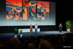 Agata Kozierańska-Burda &ndash; dyrektor Festiwalu Polskich Film&oacute;w Fabularnych i Joanna Łapińska &ndash; dyrektor artystyczna Festiwalu Polskich Film&oacute;w Fabularnych i prowadząca Agnieszka Szydłowska podczas gali otwarcia 51. Festiwalu Polskich Film&oacute;w Fabularnych 