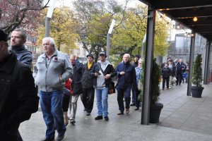 Gdynianie otrzymali flagi w ramach akcji Radia Gdańsk // fot. Magdalena Czernek