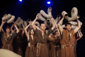 Zdjęcie z próby spektaklu „Mury Jerycha” w Teatrze Muzycznym w Gdyni. Scena zbiorowa // fot. Przemysław Burda