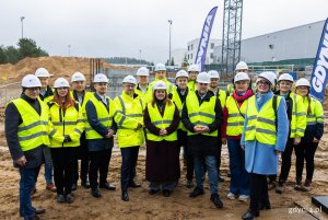 W uroczystości wzięli udział przedstawiciele miasta, inwestora oraz wykonawcy inwestycji. Wśr&oacute;d nich byli prezydent Gdyni Aleksandra Kosiorek, dyrektor Gdyńskiego Centrum Sportu Paweł Brutel, radni miasta Gdyni Norbert Anisowicz, Teresa Bysewska i Agnieszka Tokarska, a także przedstawiciele wykonawcy &ndash; prezes zarządu Polimex Mostostal S.A. Jakub Stypuła oraz Jacek Szuta, prezes zarządu Polimex Infrastruktura sp. z o.o.&nbsp;(fot.Karol Stańczak)