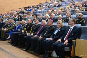 Na zdjęciu m.in. wiceprezydent Gdyni Rafał Geremek, przewodnicząca Rady Miasta Beata Zastawna (fot. Magdalena Starnawska)
