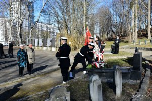 Joanna Zielińska - przewodnicząca Rady Miasta Gdyni i radny Zenon Roda złożyli kwiaty na grobie gen. bryg. Stanisława Dąbka // fot. Magdalena Czernek