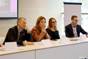 Okrągły Stół „HPV Free” w Gdyni, na zdjęciu od lewej: Grzegorz Święch z Fundacji OFF School, dyrektor Powiatowej Stacji Sanitarno-Epidemiologicznej w Gdyni Tomasz Kiliński, Oktawia Gorzeńska wiceprezydentka Miasta Gdyni, Patrycja Rzucidło z Instytutu Praw Pacjenta i Edukacji Zdrowotnej, dr hab. n. med. Maciej Stukan z Gdyńskiego Centrum Onkologii(fot. Katarzyna Balcerzak)
