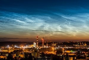 Widok na północne dzielnice i majaczące nad nimi obłoki srebrzyste // fot. Oskar Lewiński (Gdynia NOCĄ - fb.com/lewinskiphotography)