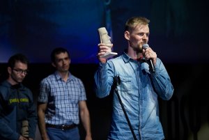 Sobota, drugi dzień, Jacek Matuszek i Łukasz Dudek, wyróżnienie w kategorii "Alpinizm" odbiera Jacek Matuszek,  fot. Przemysław KozłowskiSobota, drugi dzień Ogólnopolskich Spotkań Podróżników, Żeglarzy i Alpinistów oraz wręczenie pierwszych Kolosów, fot. Przemysław Kozłowski