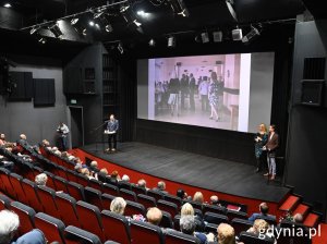 Seniorzy w sali kinowej Warszawa