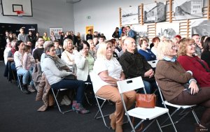 Grupa osób na krzasłach